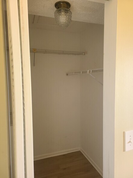 Building Photo - 9927 Three Lakes Cir