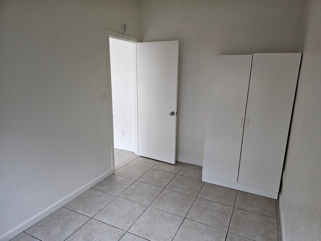 Building Photo - (Section-8 Ok) 3-Bed Apartment home with C...
