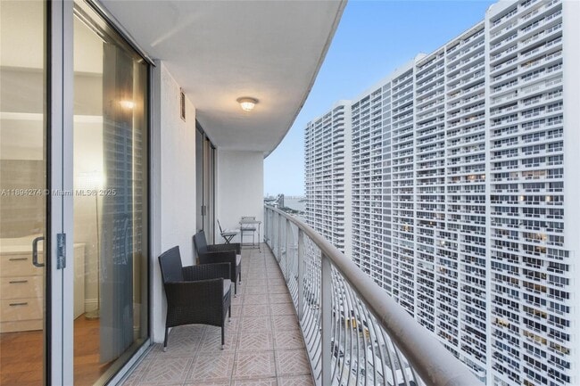 Building Photo - 1750 N Bayshore Dr