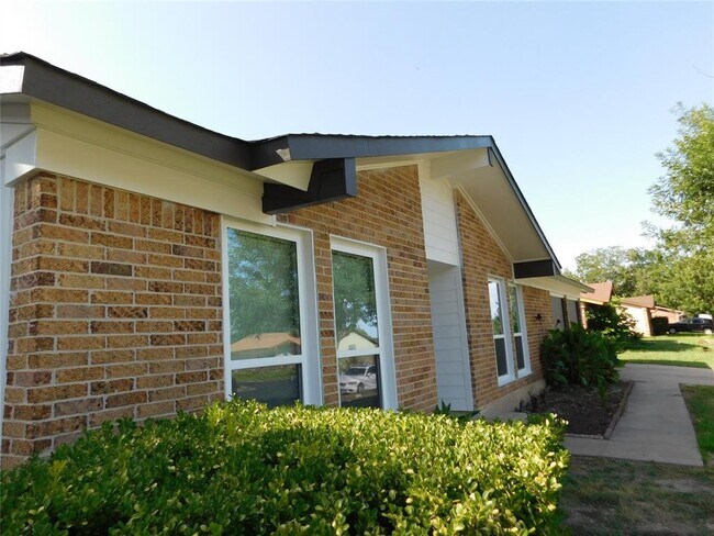 Building Photo - 10100 Woodglen Dr