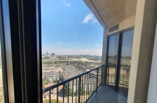 Building Photo - 3350 McCue Rd