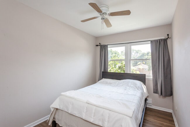 Building Photo - 6427 N Hermitage Ave