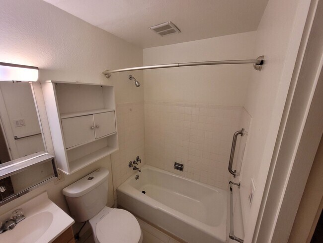 Building Photo - 809 S Circle Dr