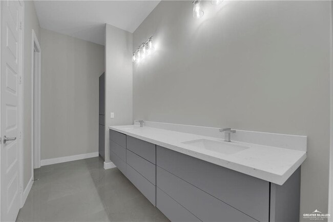 Building Photo - 17 Viola St