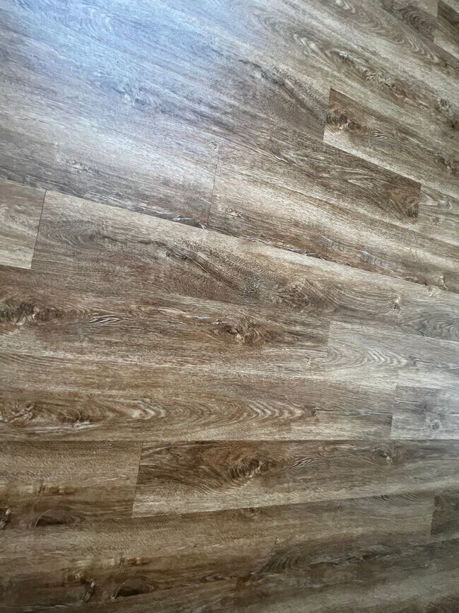 Building Photo - Updated flooring, McClelland Town homes 2BR/2Bath one level patio home, with back court yard! Clo...