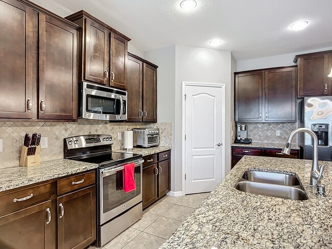 Building Photo - 3009 Esmeralda Dr