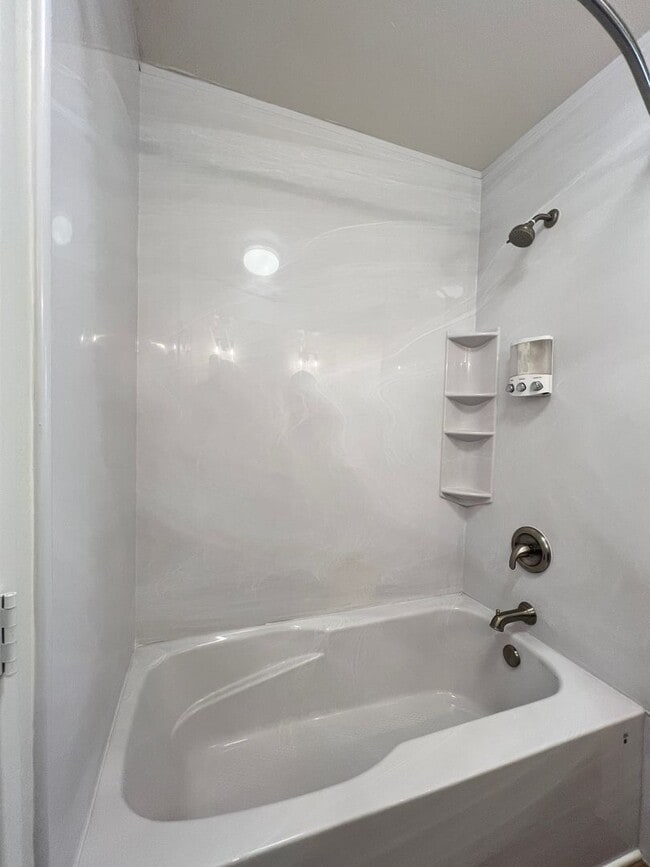 Building Photo - Beautiful Two Story 2Bd 1.5Ba Townhouse Ne...
