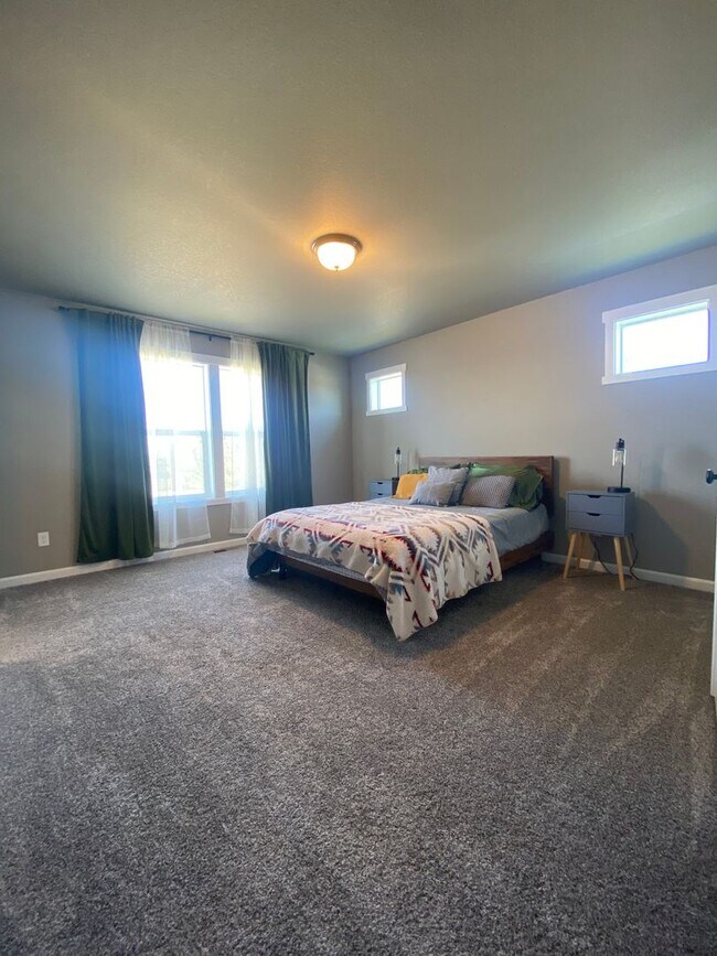 Building Photo - Beautiful 3-Bedroom Home with Covered Rear...