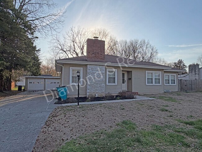 Building Photo - Stunning 3_Bed Home with Two Primary Suites & a Pool!
