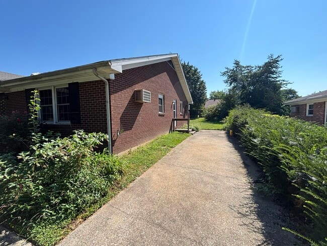 Building Photo - 330 Garden Park Dr