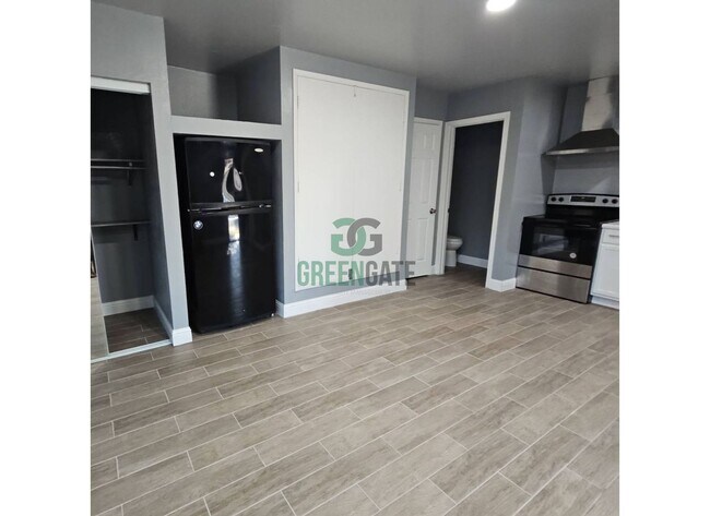 Building Photo - 3000 Carver Rd