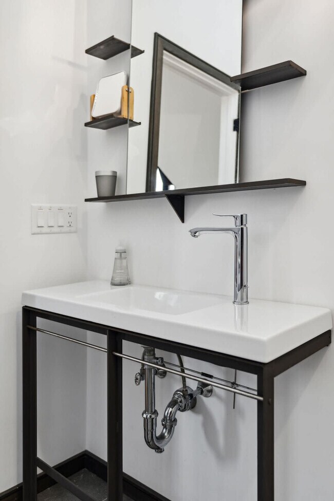 Building Photo - 10 Anchor St