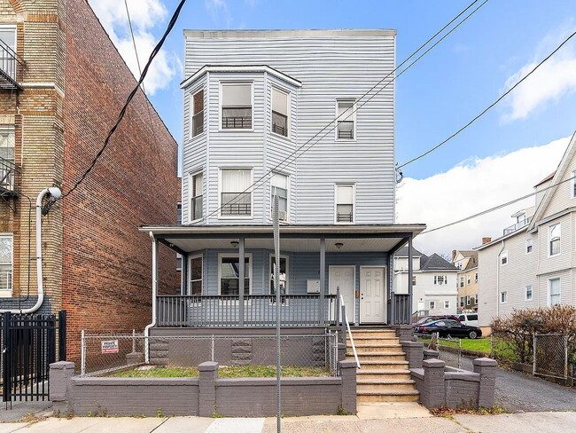 Building Photo - Renovated 3-BRM 2 -Bath Unit 3 nestled in the heart of Newark, NJ.