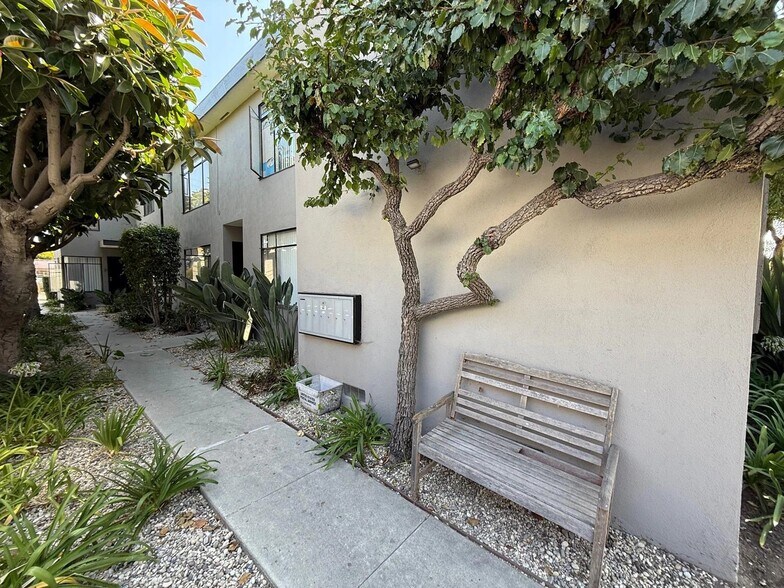 Building Photo - 3408 Mentone Ave