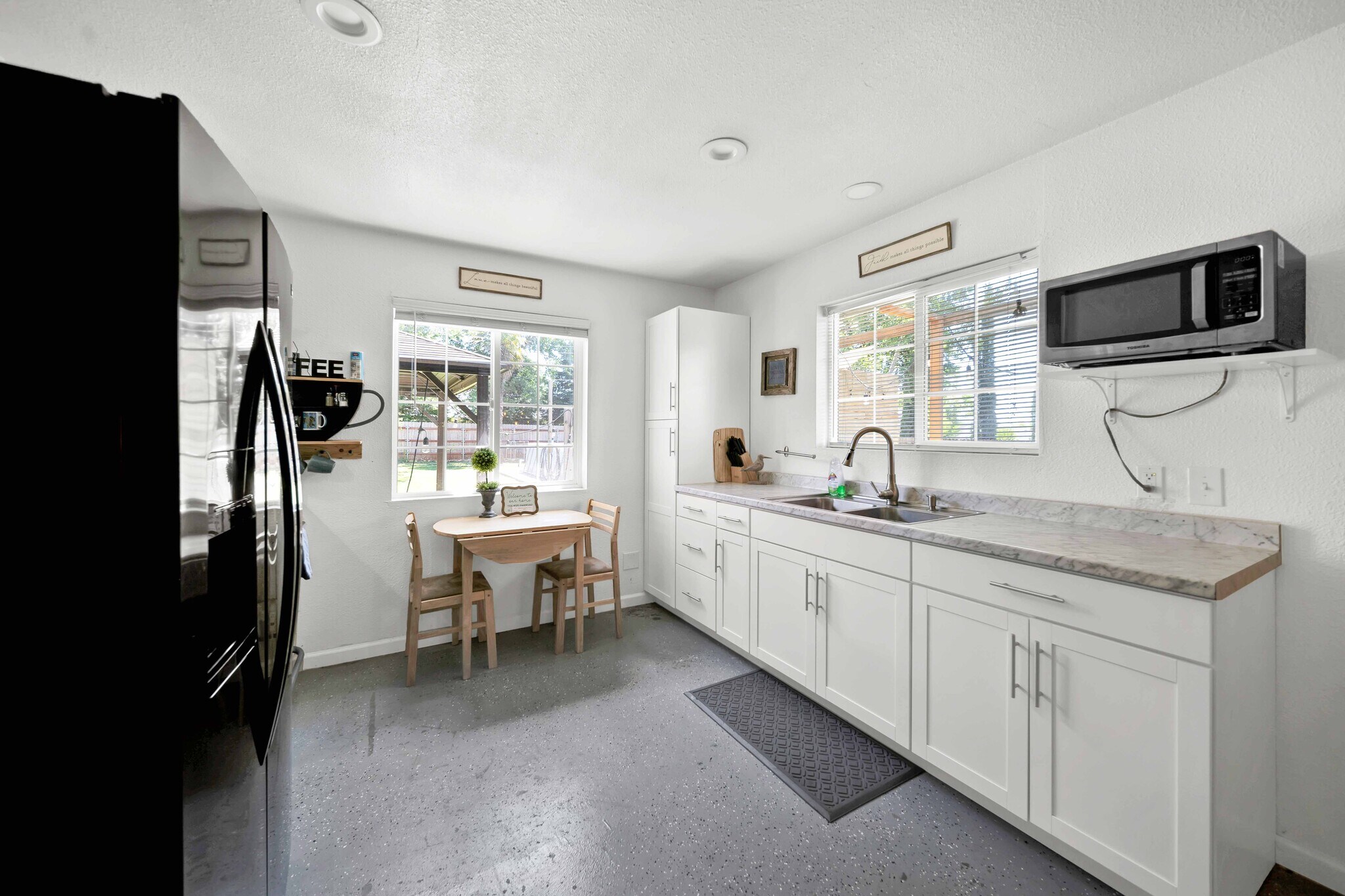 Full kitchen - 3075 Forest Hills Dr