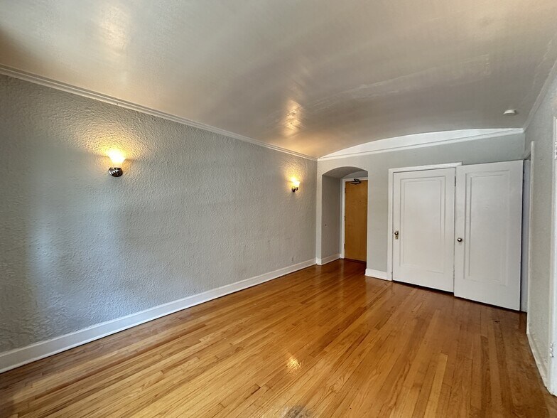Building Photo - 562 W Arlington Pl