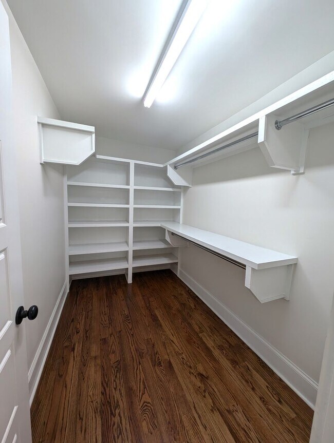 Building Photo - Plaza Midwood, Luxury 4 Bedroom/4 Bathroom Home!