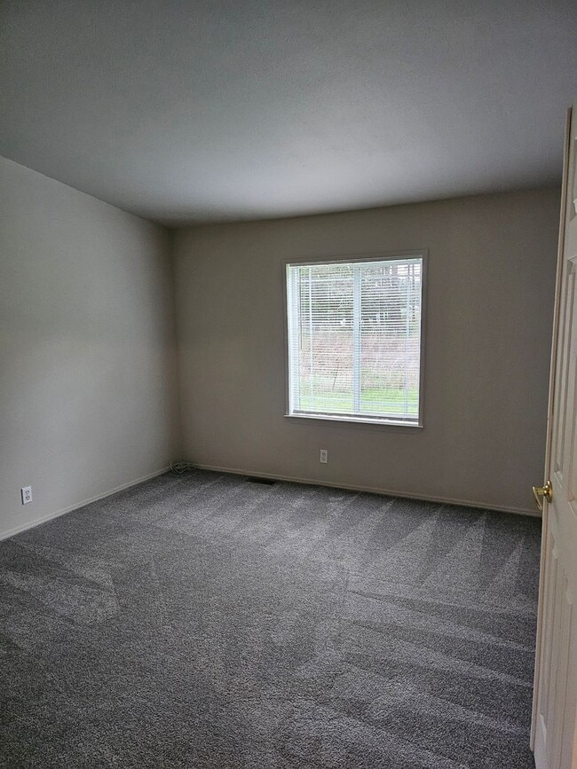 Building Photo - Spacious 4-Bed, 2-Bath Home on 5+ Acres