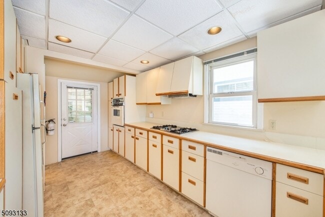 Building Photo - 21 E Shore Rd