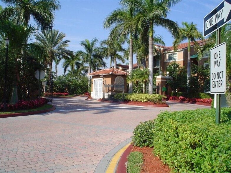 Building Photo - 4844 N State Rd 7