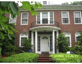 Building Photo - Spacious 4 Bed Right In Chestnut Hill