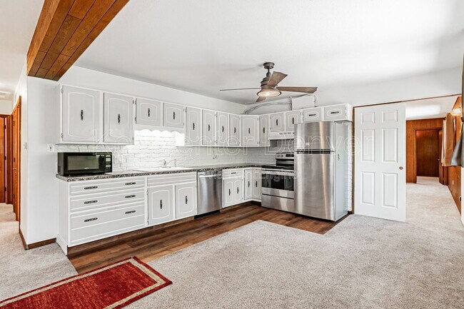 Building Photo - 400 Lily Ln