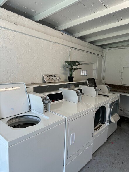 Building Photo - 17 Detroit St