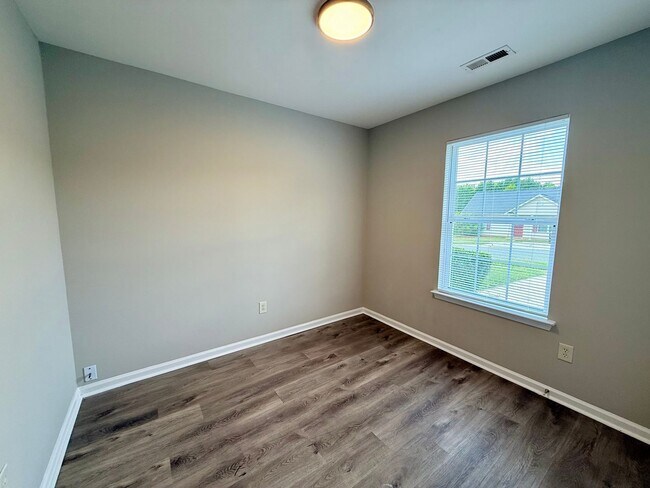 Building Photo - 4605 Palm Breeze Ln