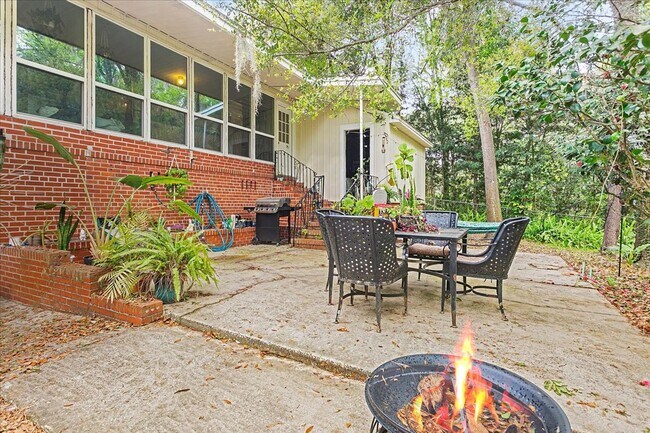 Building Photo - Live in highly desired San Marco