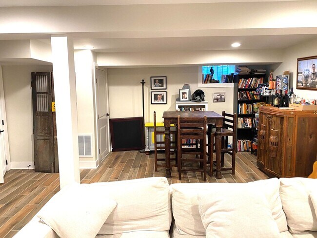 Building Photo - Beautifully remodeled 5 bed / 3 bath on pr...