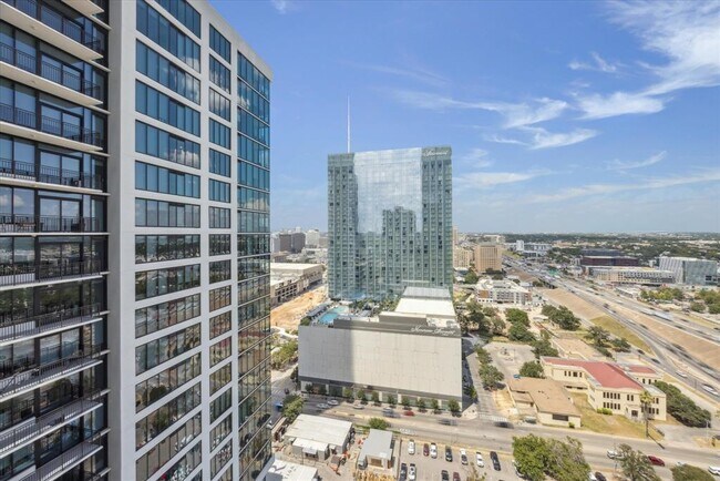 Building Photo - 610 Davis St