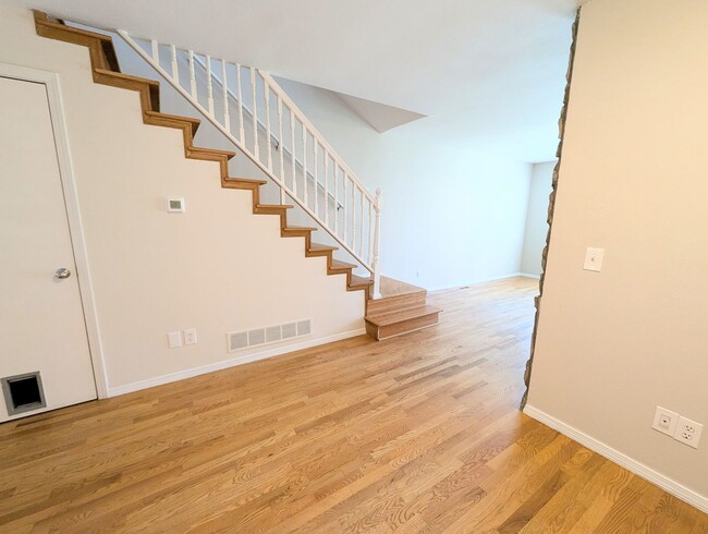 Building Photo - 2 Bedroom in Great Location