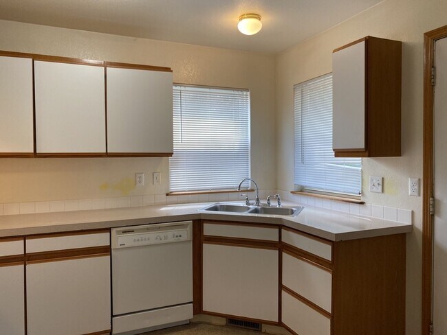 Building Photo - STUDENTS WELCOME! Single-Family Home Walking Distance to CSU!