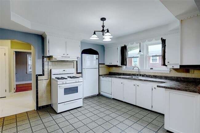 Building Photo - 157 Sandringham Ave
