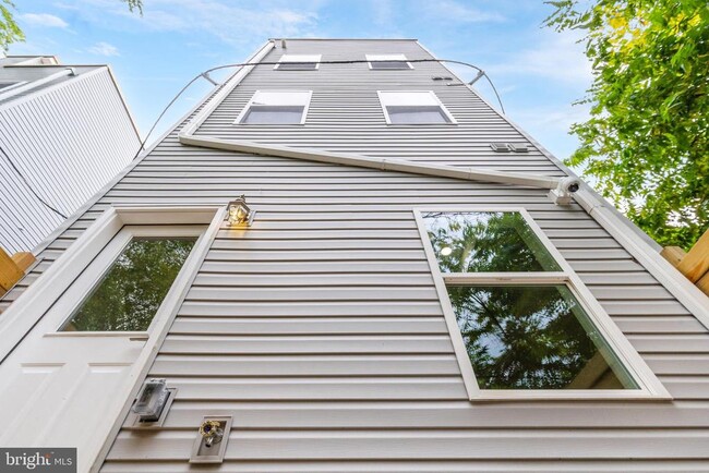 Building Photo - 103 E Duval St