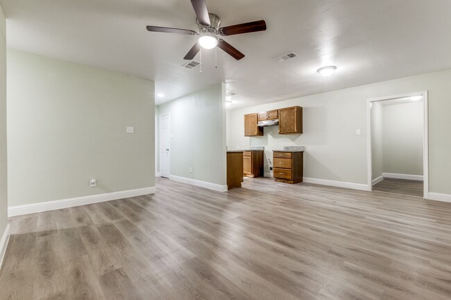 Building Photo - 4 bed 2 bath Home for Rent in the Oak Clif...