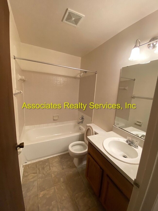 Building Photo - Cute Foxmoor 2/1.5 Townhome