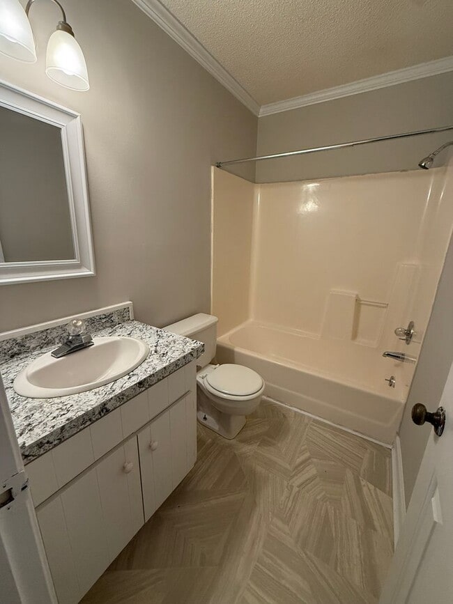 Building Photo - 925 S Hornbeam Dr