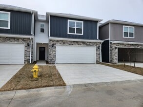 Building Photo - 3 Bedroom 2.5 Bath Townhome in Waukee