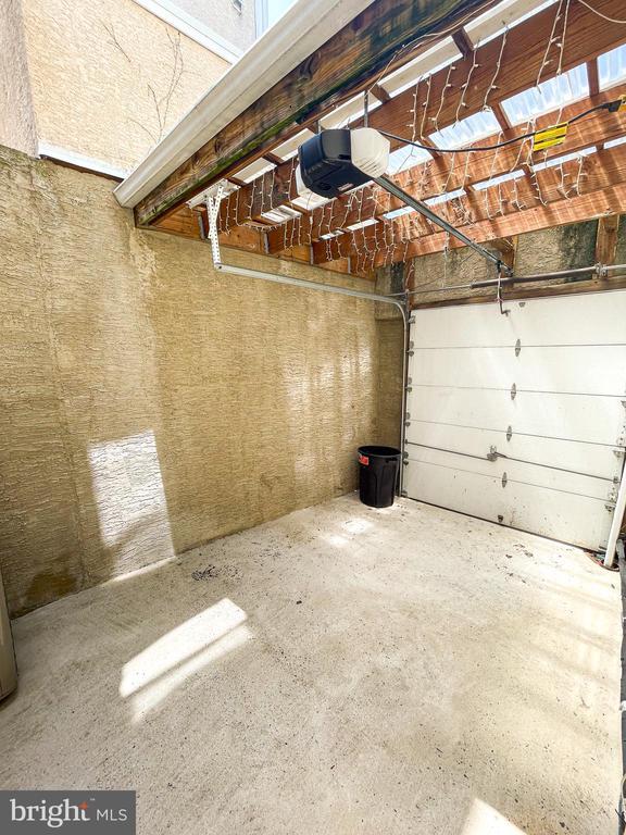Building Photo - 516 Carpenter St