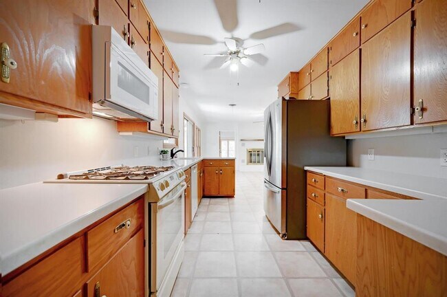 Building Photo - 922 Oak Ln