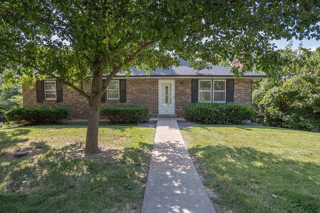 Building Photo - 131 Cresent Dr