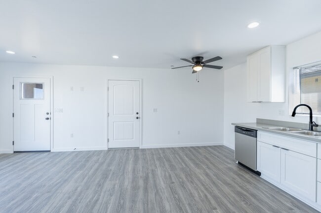 Building Photo - 6211 Poppy Blvd