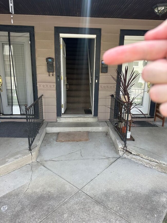 Building Photo - Perfect location - beautifully updated 2 bed!