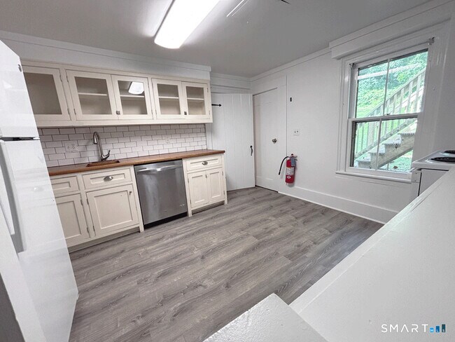 Building Photo - 503 Danbury Rd