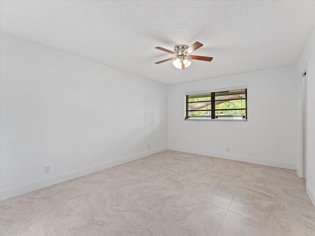 Building Photo - 1821 NE 40th Ct