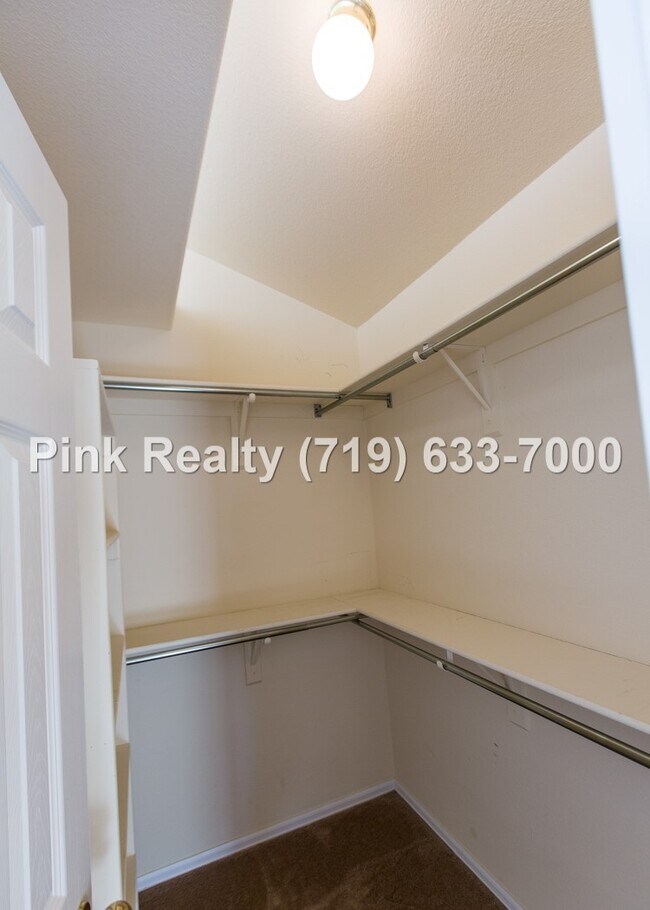 Building Photo - 985 Ridgebury Pl