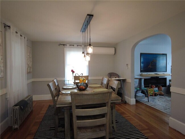 Building Photo - 80 Mauran St