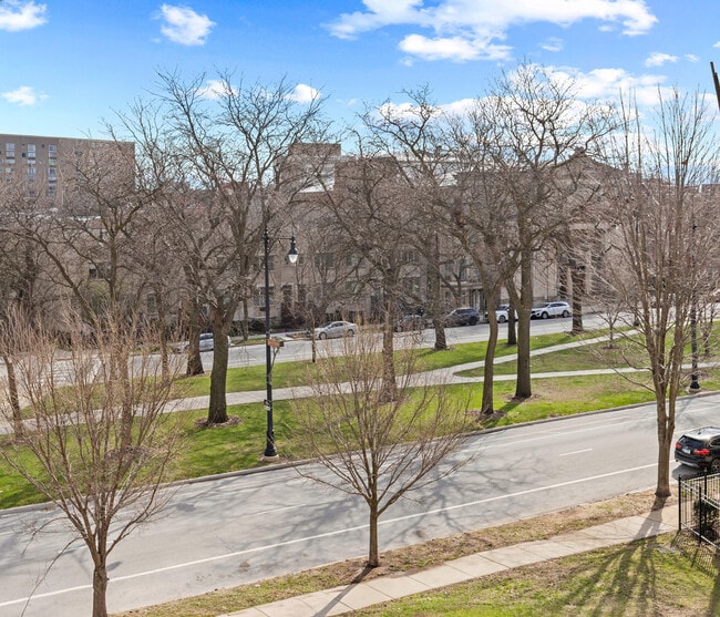 Building Photo - 809 E 40th St