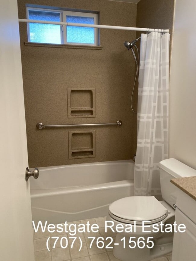 Building Photo - 8419 Lakewood Ave